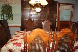 THOMASVILLE DINING ROOM TABLE, CHAIRS AND CHINA CABINET