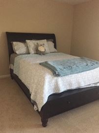Beautiful Queen Bed w/Storage incl. mattress