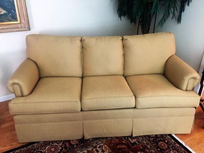 Sofa https://ctbids.com/#!/description/share/119027