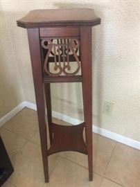 Wood Plant Stand with Planter    https://ctbids.com/#!/description/share/119147