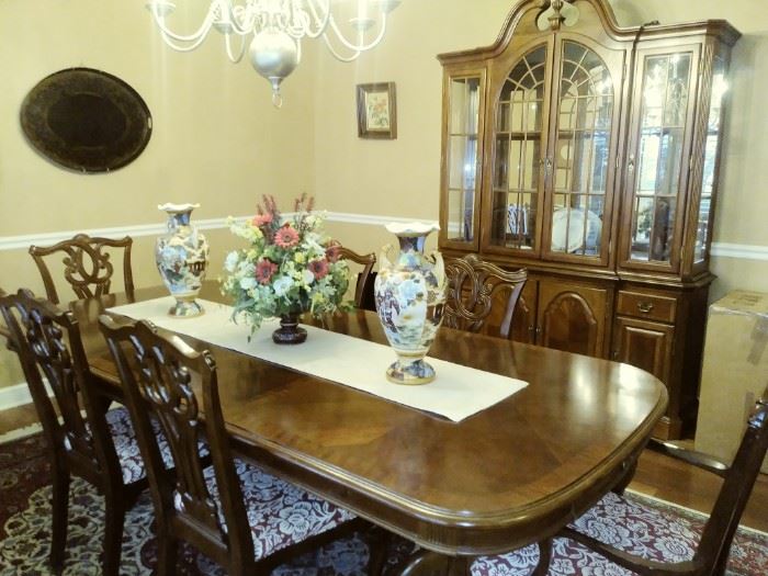 lovely dining set w/8 chairs