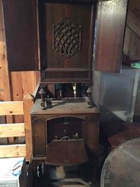 Early radio in case with rear hard to find speaker 