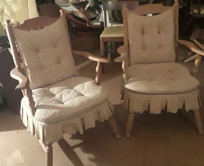 Set of 2 wooden vintage sitting chairs. Sturdy and super cute !