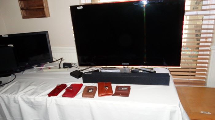 FLAT SCREEN TELEVISION
