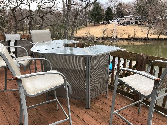 Patio Bar & 4 Stools