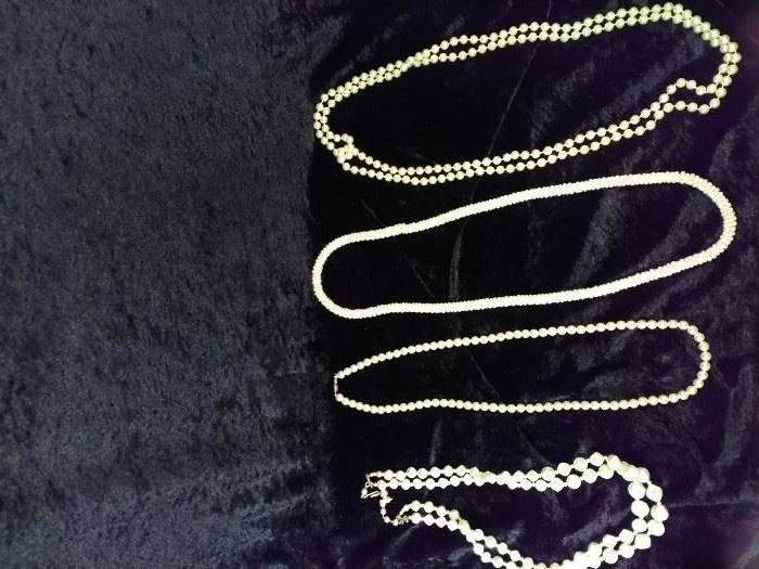 4 pearl style necklaces ranging in size https://ctbids.com/#!/description/share/125167