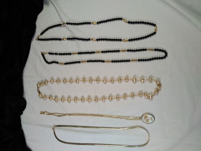 5 assorted necklaces black and gold https://ctbids.com/#!/description/share/125118