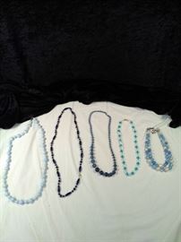 5 retro costume jewelry necklaces
https://ctbids.com/#!/description/share/125117