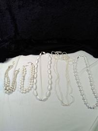 lot of 5 retro white beaded necklaces https://ctbids.com/#!/description/share/125124