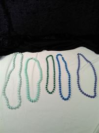 lot of 5 retro beaded necklaces https://ctbids.com/#!/description/share/125123