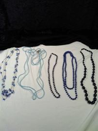 lot of 5 retro blue beaded necklaces https://ctbids.com/#!/description/share/125127