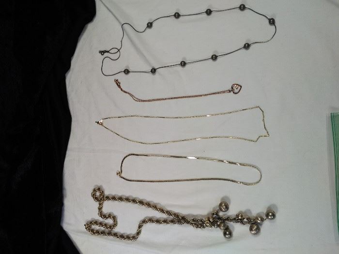 lot of 5 vintage retro necklaces https://ctbids.com/#!/description/share/125134