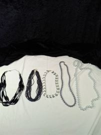 lot of 5 retro necklaces https://ctbids.com/#!/description/share/125136