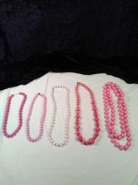 lot of 5 Retro pink beaded necklace https://ctbids.com/#!/description/share/125135