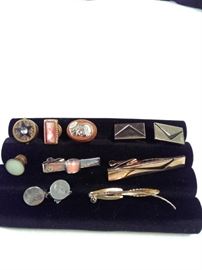 two pairs of vintage cufflinks , three tie clips , four mismatched vintage cufflinks https://ctbids.com/#!/description/share/125132