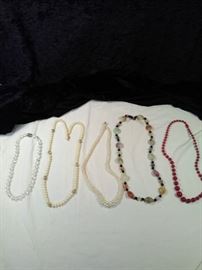 lot of 5 retro chunky necklaces, Pearl Style , beaded https://ctbids.com/#!/description/share/125138