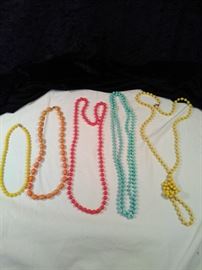 lot of a 5 retro beaded necklaces
https://ctbids.com/#!/description/share/125139