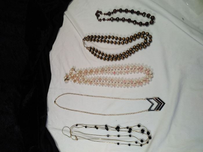lot of 5 vintage, retro necklaces https://ctbids.com/#!/description/share/125140
