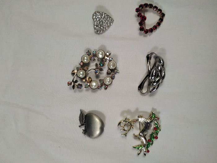 lot of 6 vintage, retro brooches https://ctbids.com/#!/description/share/125143