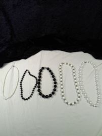 lot of 5 retro chunky beaded necklaces https://ctbids.com/#!/description/share/125155