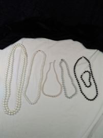 lot of 5 pearl style retro necklaces https://ctbids.com/#!/description/share/125154