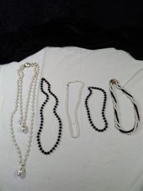lot of 5 retro beaded and pearl necklaces https://ctbids.com/#!/description/share/125157