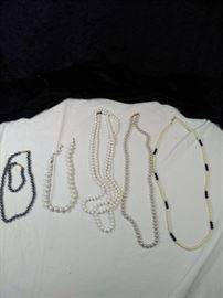 lot of 5 retro chunky Pearl and beaded necklaces https://ctbids.com/#!/description/share/125156