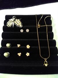 lot of 6 various pieces of jewelry, four pairs of post earrings, one jeweled brooch, one Pearl and gold style https://ctbids.com/#!/description/share/125163