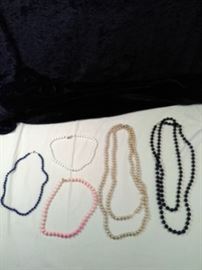 lot of 5 chunky retro necklaces https://ctbids.com/#!/description/share/125158