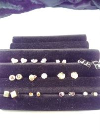 lot of 11 post earrings , including jeweled and heart-shaped https://ctbids.com/#!/description/share/125164