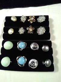 lot of 8 clip-on earrings https://ctbids.com/#!/description/share/125162