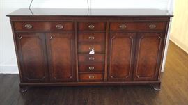 Heldense Exclusive English mahogany buffet.
