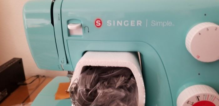 Brand new Singer / simple never used sewing machine