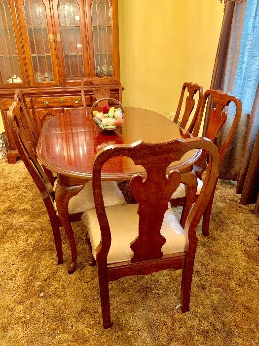 Pristine Condition Dining Room Table and Six Chairs