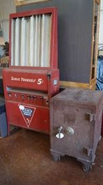 Safe, Tom's 5 cent peanut machine