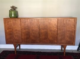 Gorgeous mid-century credenza. 78Lx45Hx18D