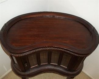 This top lifts off like serving tray.