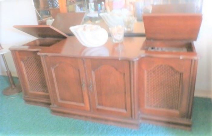 CLARION CONSOLE STEREO ENTERTAINMENT CENTER