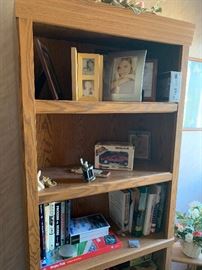 book case and books 