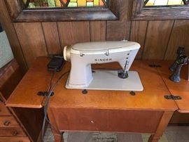 Vintage Singer sewing machine with table 