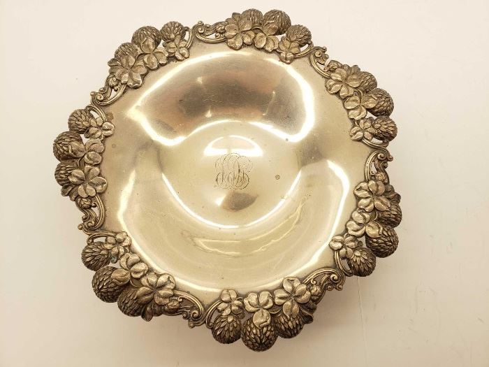 #67: Tiffany & Co. Tray 14088 Makers 2296 Sterling Silver 925-1000 T Weight 240.4g
Tiffany & Co. Tray 14088 Makers 2296 Sterling Silver 925-1000 T Weight 240.4g