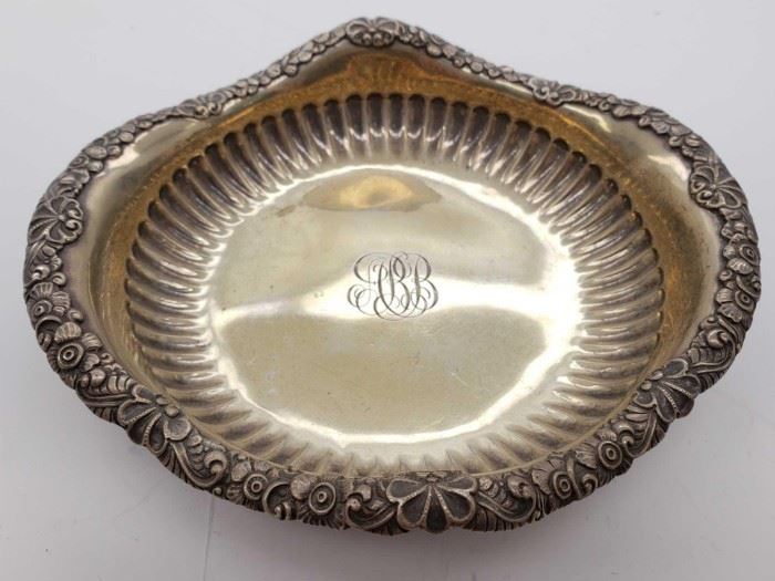 #68: Tiffany & Co. Jewlery Tray 8489 Makers 3828 Sterling Silver 925-1000 T Weighs 226g
Tiffany & Co. Jewlery Tray 8489 Makers 3828 Sterling Silver 925-1000 T Weighs 226g