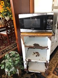 WestBend 900 watts Microwave on Vintage Rolling Cart
