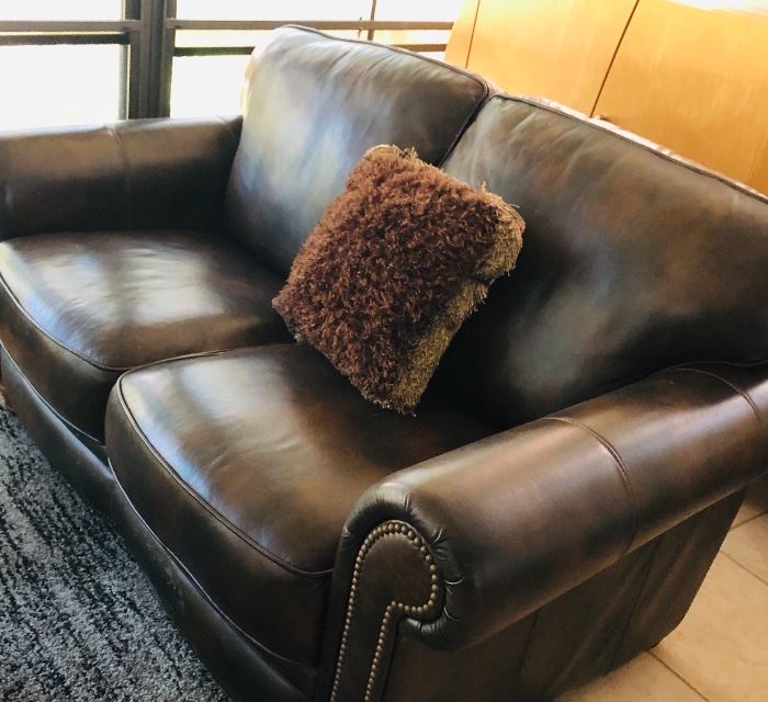NICE LEATHER LOVESEAT WITH HOBNAILS
