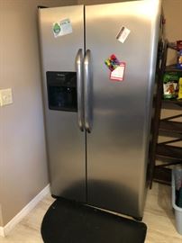 VERY NICE STAINLESS STEEL FRIDGE WUTH ICEMAKER WORKS BY FRIGIDAIRE