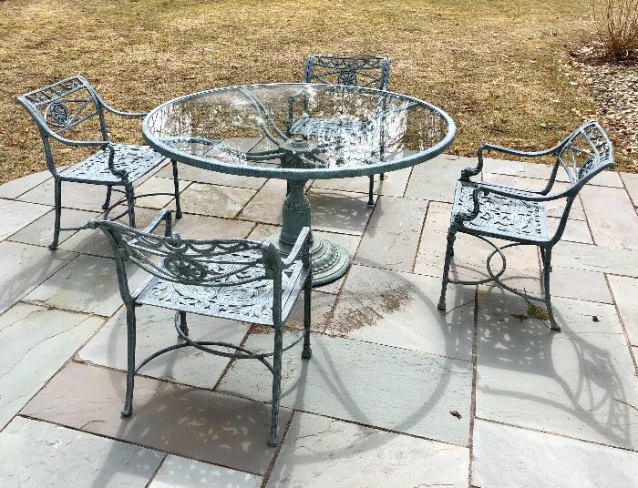 Wonderful outdoor set - glass top table 