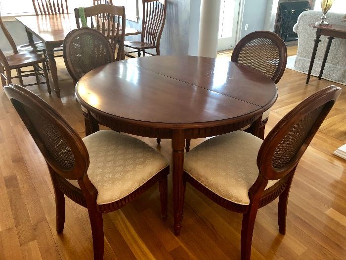Lexington Furniture Round Table with 4 Chairs feat. one additional extension.