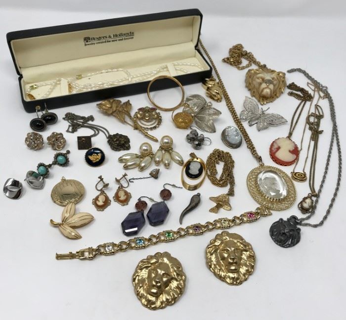 Costume Jewelry https://ctbids.com/#!/description/share/121005