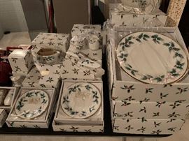 NIB MIKASA Christmas Dish Set - Ribbon Holly Pattern