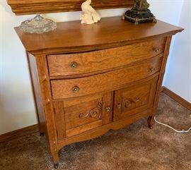 Antique Oak Dresser Cabinet	30x32x16in	HxWxD